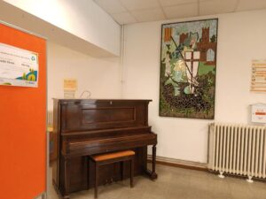 Novetat! S'ha instal·lat el piano al hall per poder-ne fer ús.