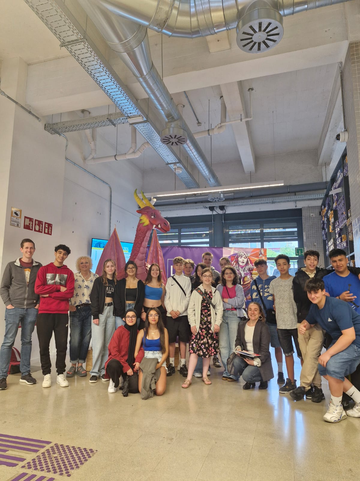 1_gruppenbild_vor_dem_lila_drachen_in_der_ciba