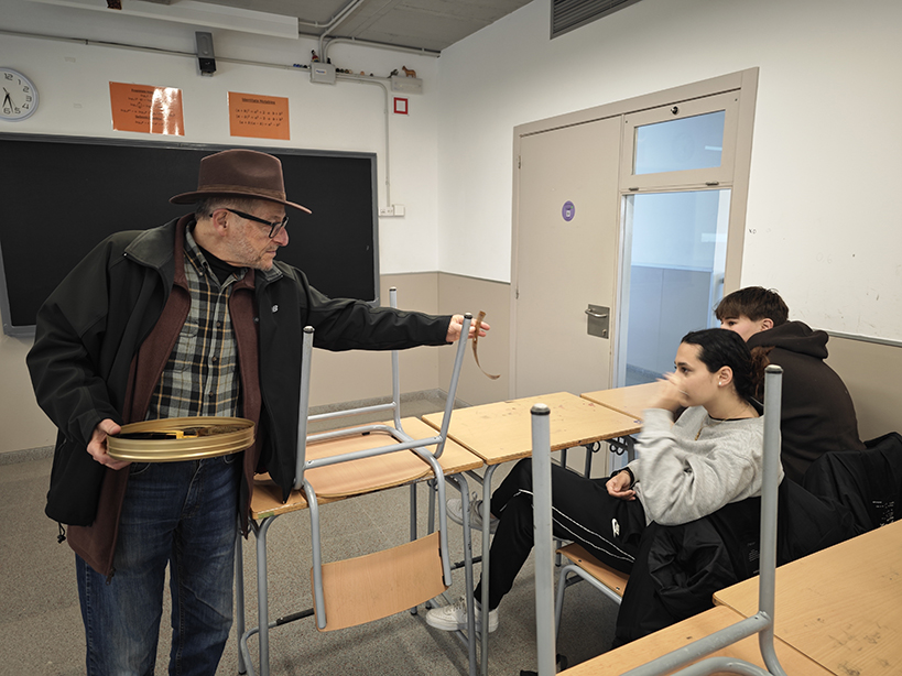 Antoni Martí reparteix alguns fragments de cinta entre els alumnes