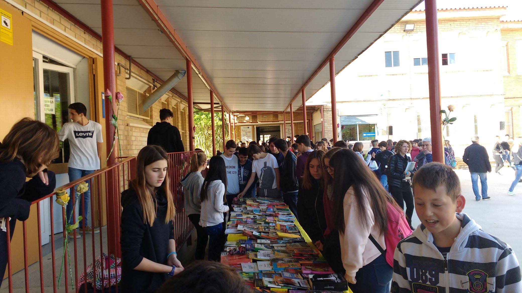 Alumnes de 1ESOC s'encarreguen de la parada de llibres