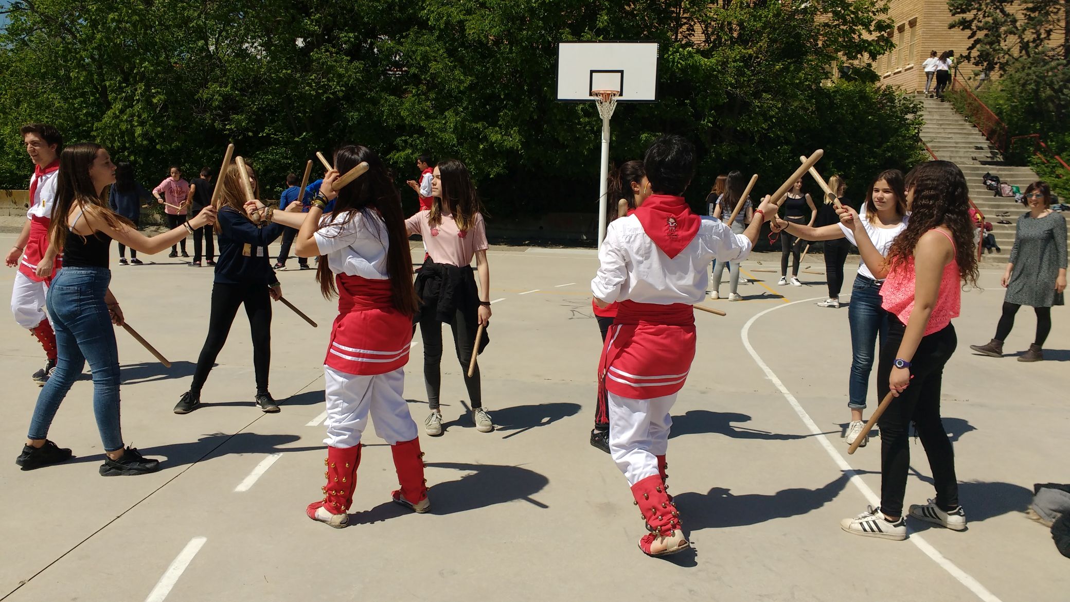Bastoners de Terrassa, alumnes de l'institut, ensenyen els seus companys diversos balls