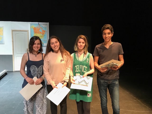 Nerea Moreno, Maria López, Sandra Garcia, Llorenç Muns. Alumnes de 3ESO premiats en la categoria de narrativa en català. JPG