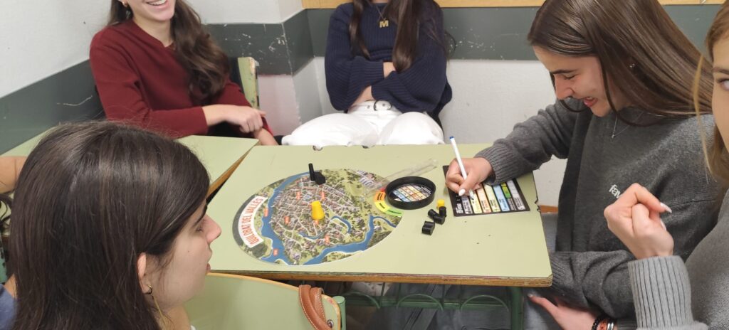 Alumnat participant en un joc de taula.