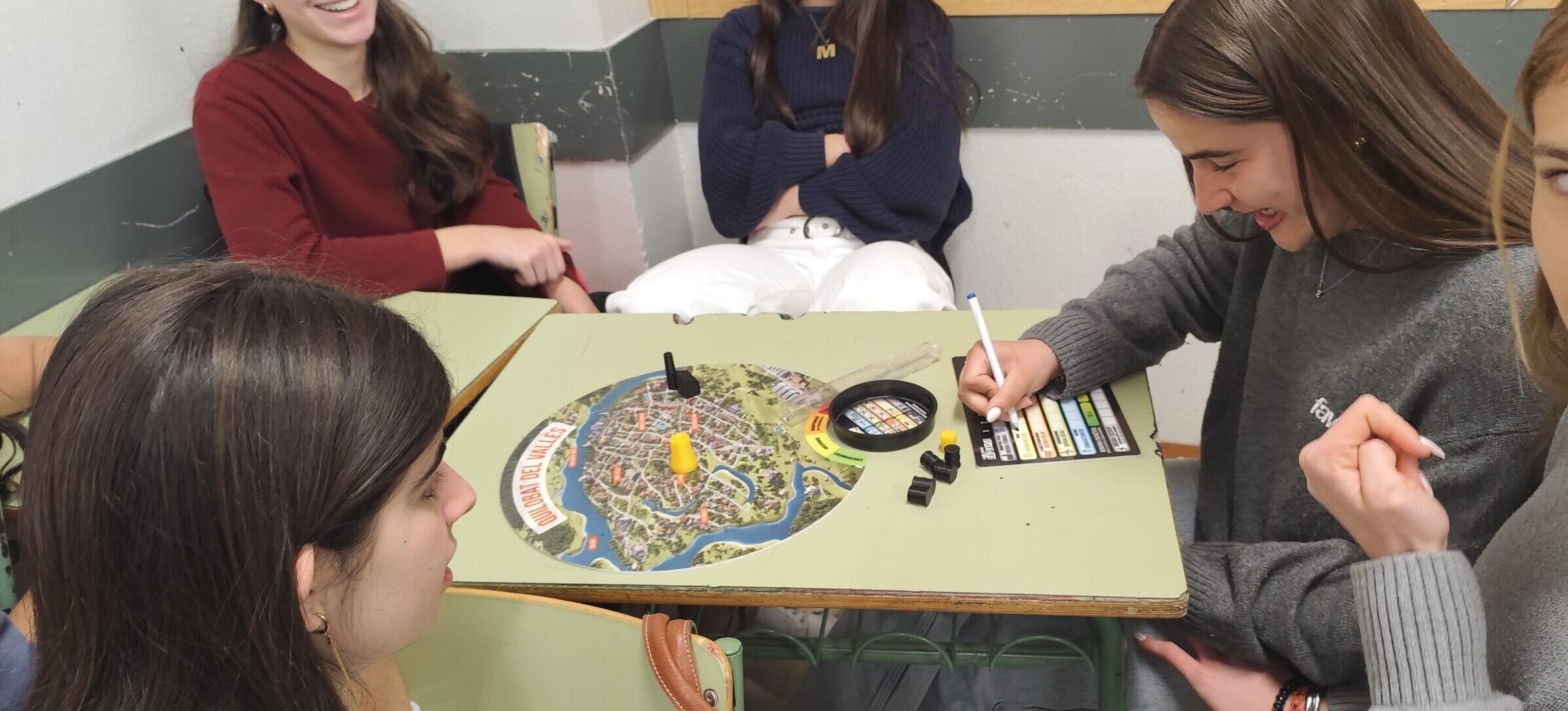 Alumnat participant en un joc de taula.