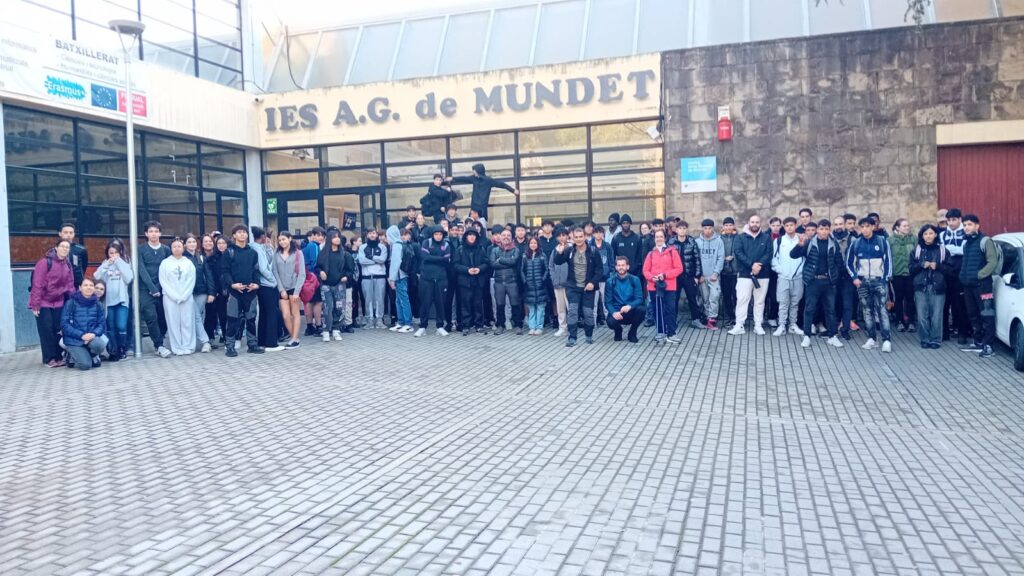 Tots els alumnes davant de l'Institut Anna Gironella de Mundet.