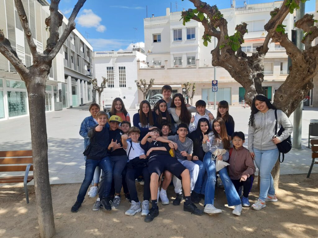 Carrussel d'imatges dels alumnes durant la visita a la Casa Museu d'Àngel Guimerà