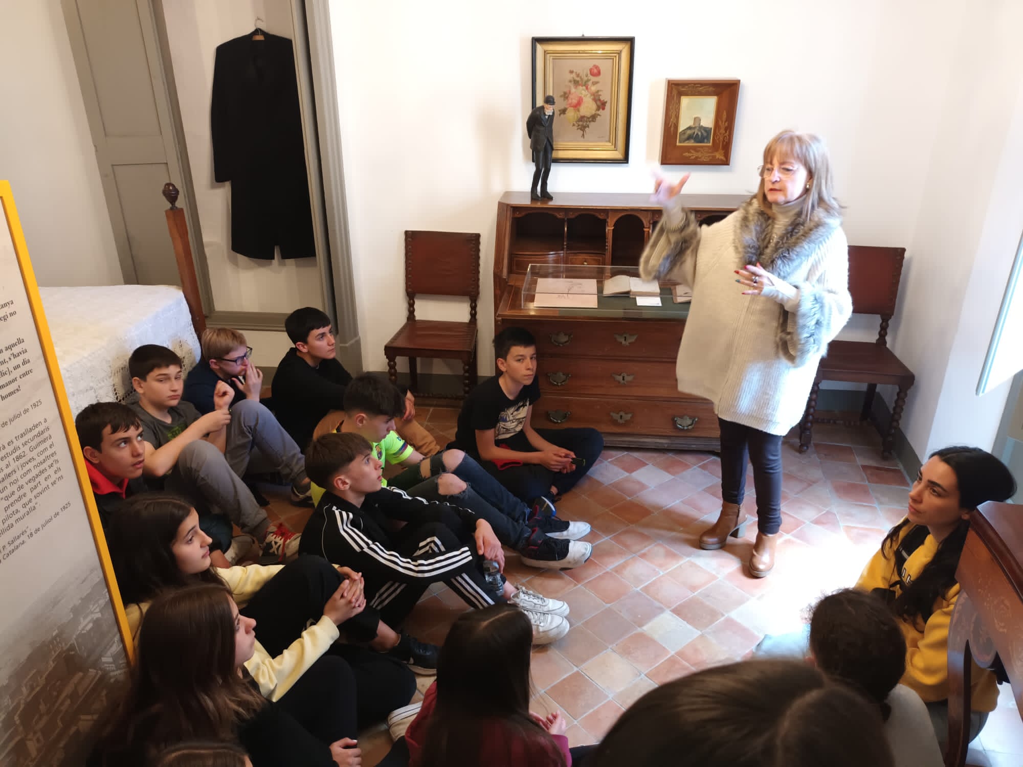 Carrussel d'imatges dels alumnes durant la visita a la Casa Museu d'Àngel Guimerà