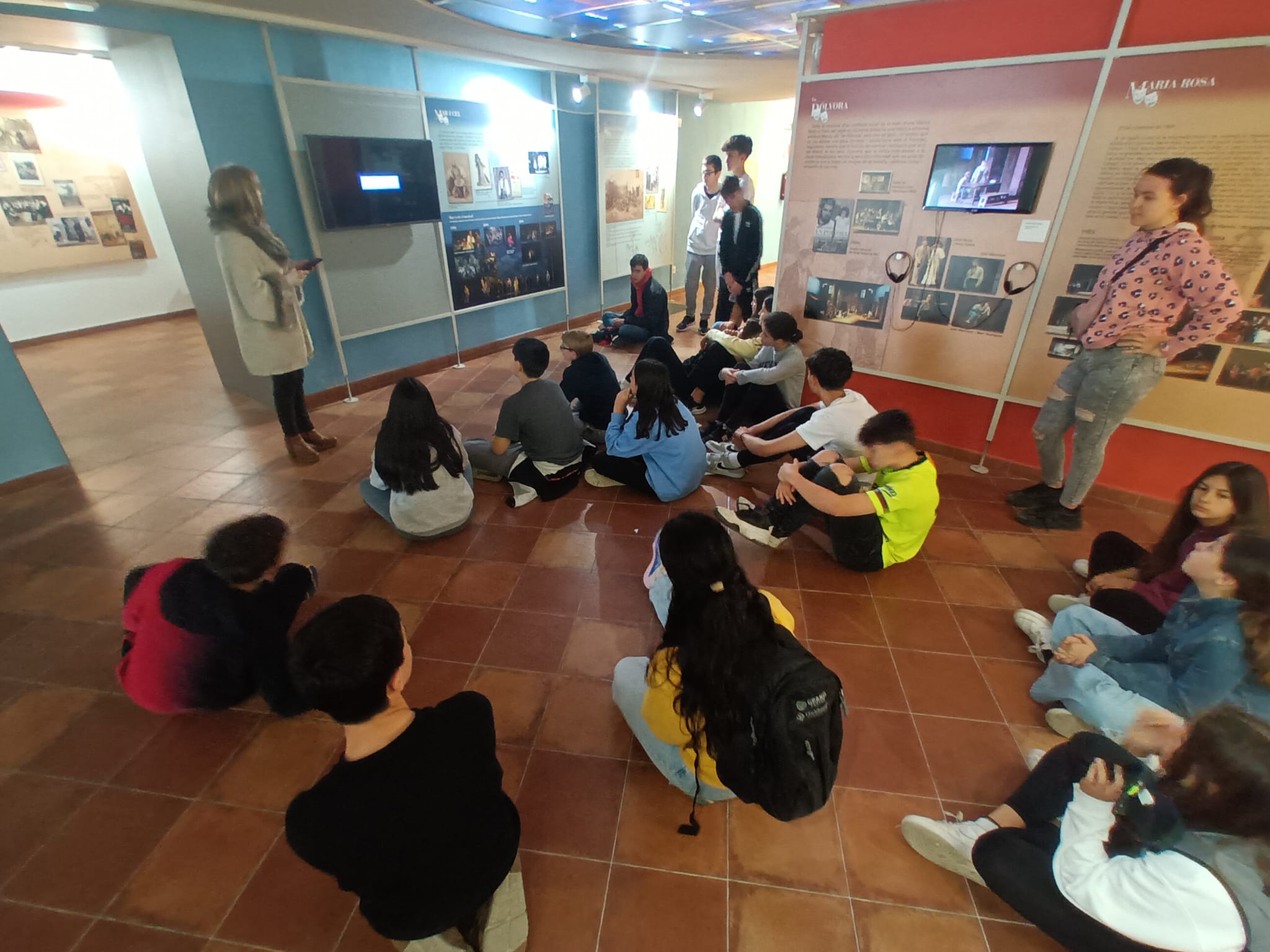 Carrussel d'imatges dels alumnes durant la visita a la Casa Museu d'Àngel Guimerà