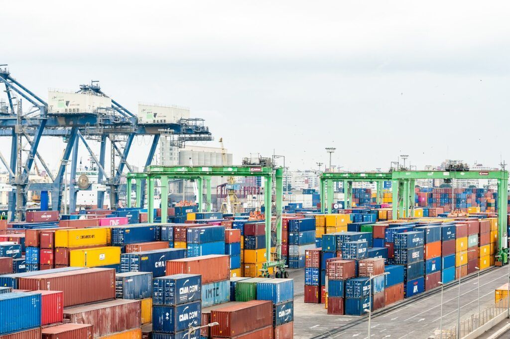 Terminal logística amb contenidors i infraestructura de transport marítim.