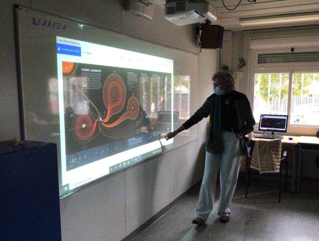 Esther Barrabés explicant les diferents missions espacials