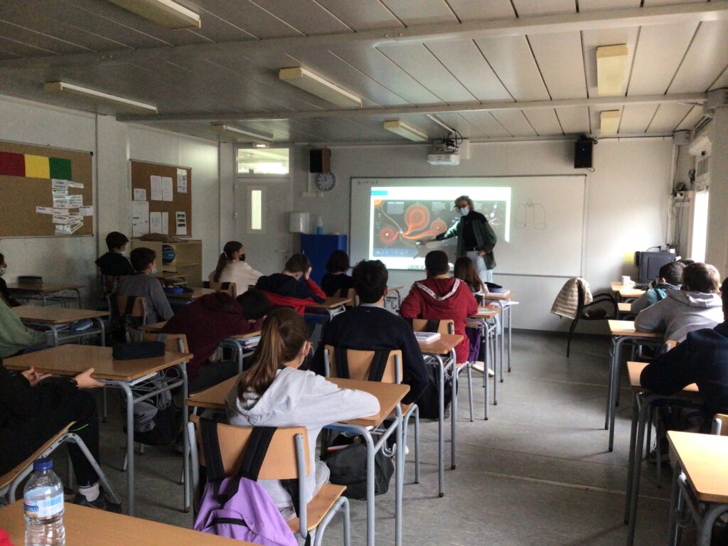 Esther Barrabés explicant les diferents missions espacials