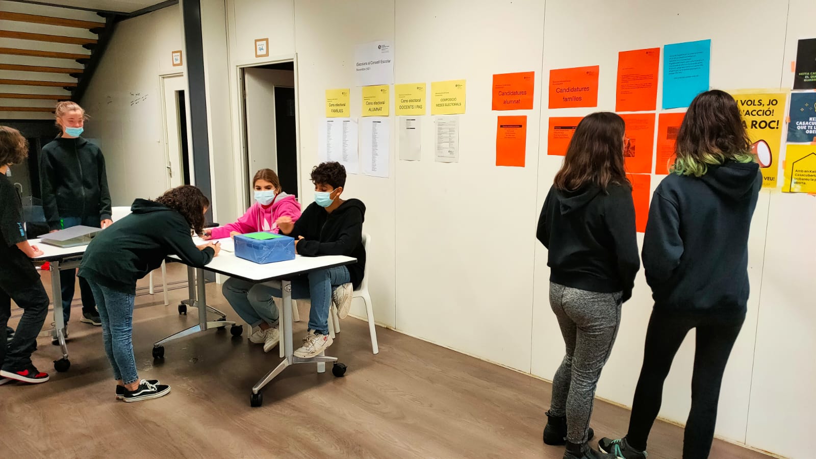 Alumnat votant el Consell Escolar