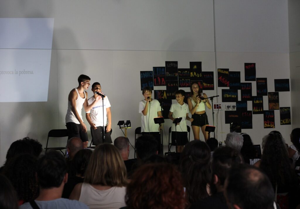 Alumnat de 2n en el concert de rap el dia de l’exhibició pública tot interpretant la cançó “No volem guerra”.
