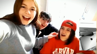 Macbook Air, Izan, Giulia i Queralt, 1r d’ESO A