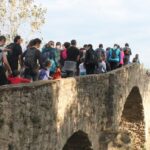 Alumnes creuant un pont