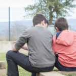 Alumnes descansant després de haver treballat a l'hort