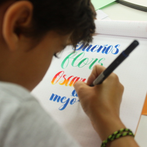 Alumne fent la creació de Lettering
