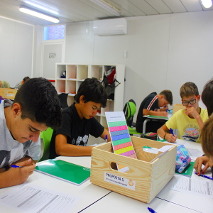 Alumnat treballant amb una caixa d'una assignatura instrumental