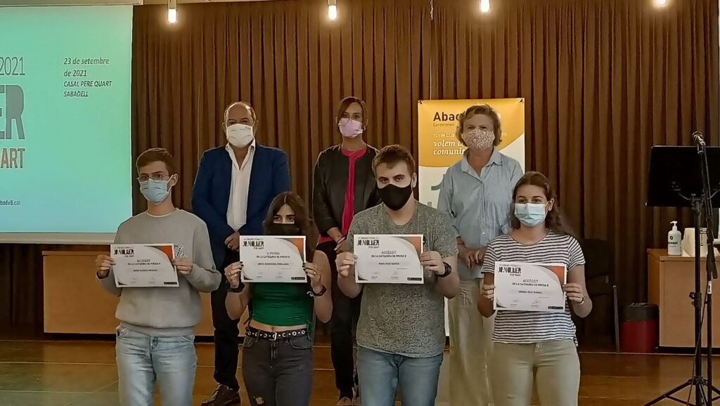 Fotografia que mostra els premiats del 40è Concurs Literari Joan Oliver amb l'alcaldessa, la filla de Joan Oliver i el regidor d'Educació