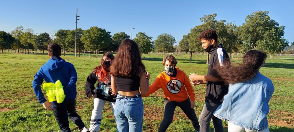 Alumnes de 1r i 2n d'ESO jugant al mocador