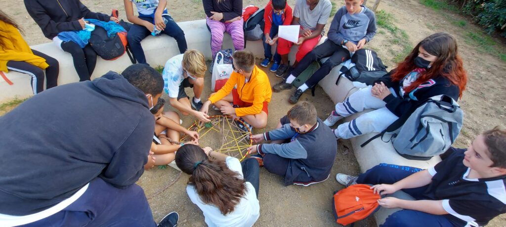 Alumnes de 1r d'ESO fent un atrapa-somnis