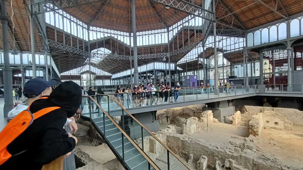 Alumnes de 3r d'ESO mirant les ruïnes del Mercat del Born