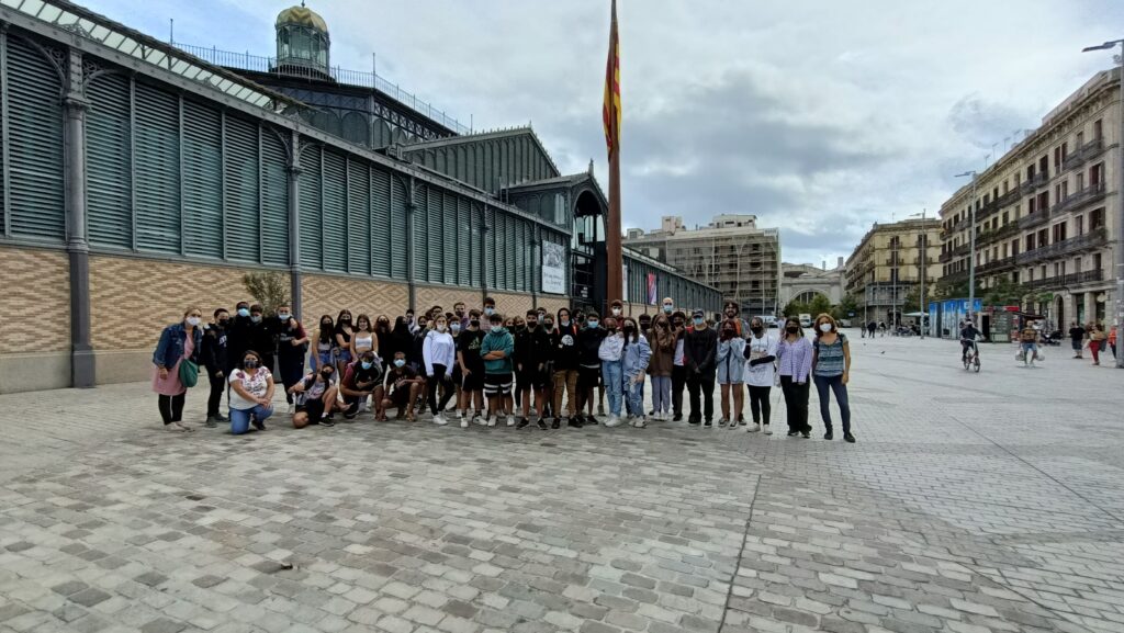 Tot l'alumnat de 3r amb el professorat davant del Mercat del Born