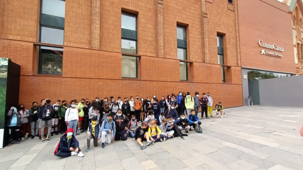 L'alumnat de 1r d'ESO a l'entrada del Cosmocaixa de Barcelona