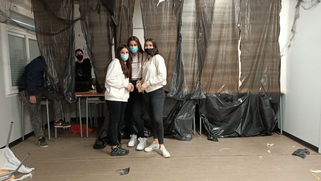L'alumnat de 3r ESO prepara el túnel del terror de la Castanyada