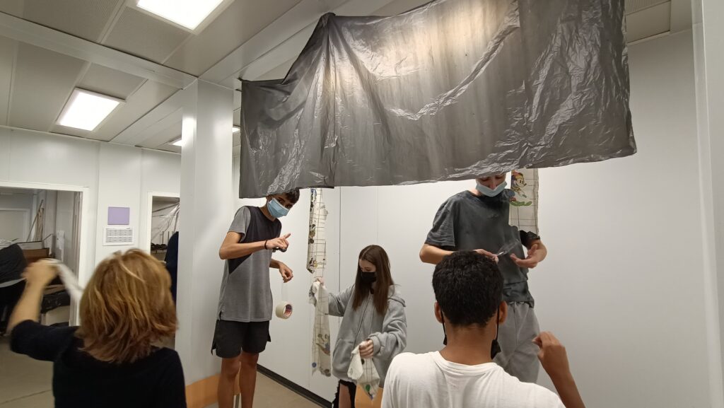 Alumnes de 3r d'ESO decorant el passadís per la Castanyada