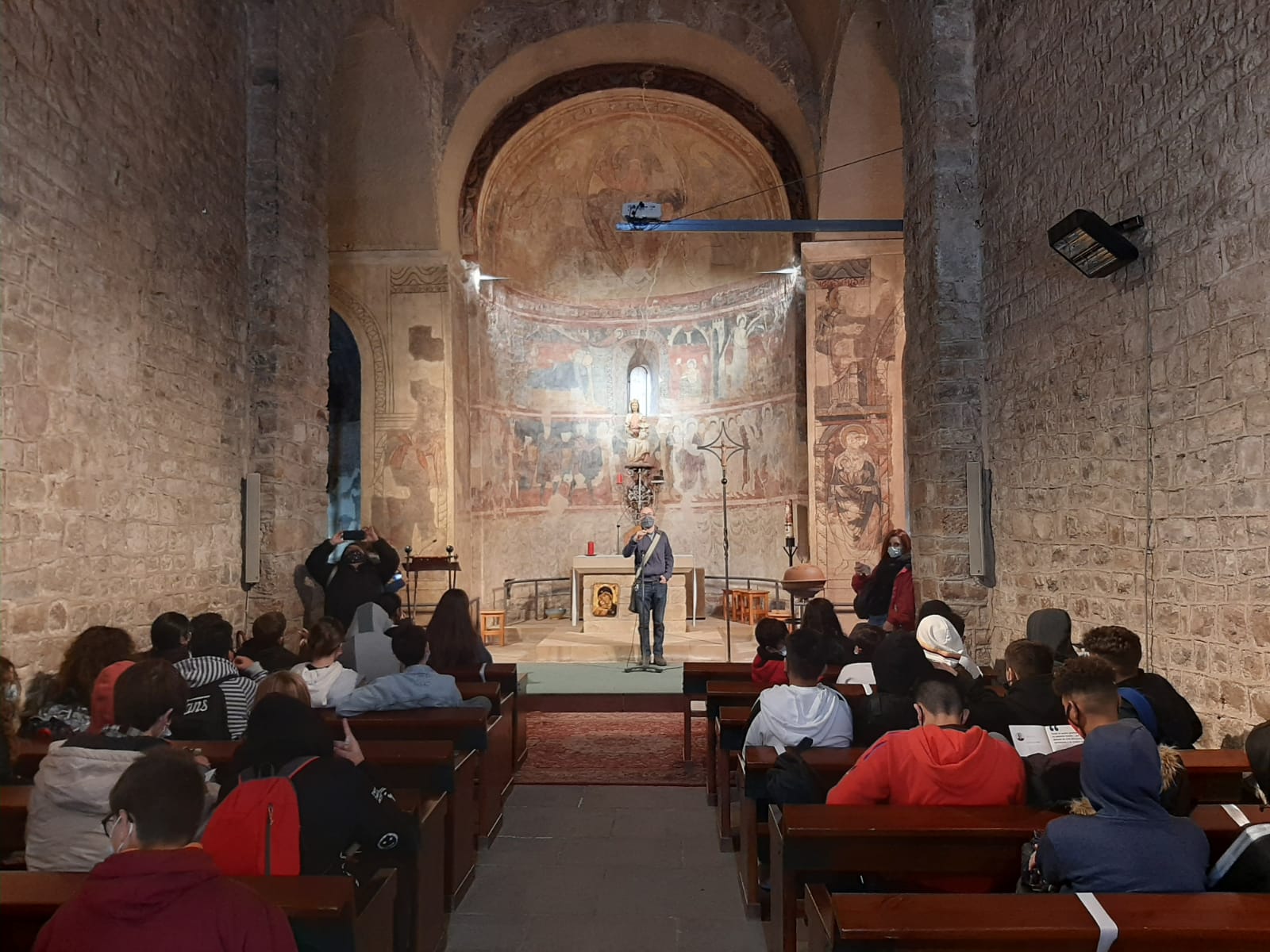 Alumnes de 2n d'ESO a dins de l'Església de Santa Maria a Barberà del Vallès escoltant les explicacions del sacerdot.