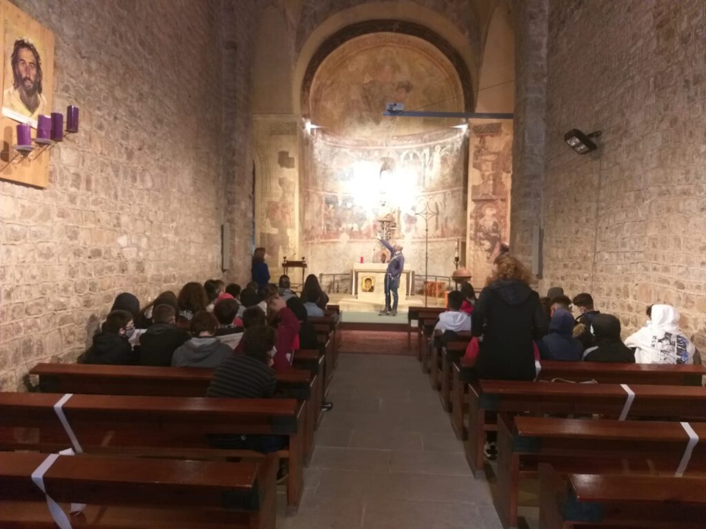 Alumnes de 2n d'ESO a dins de l'Església de Santa Maria a Barberà del Vallès escoltant les explicacions del sacerdot.