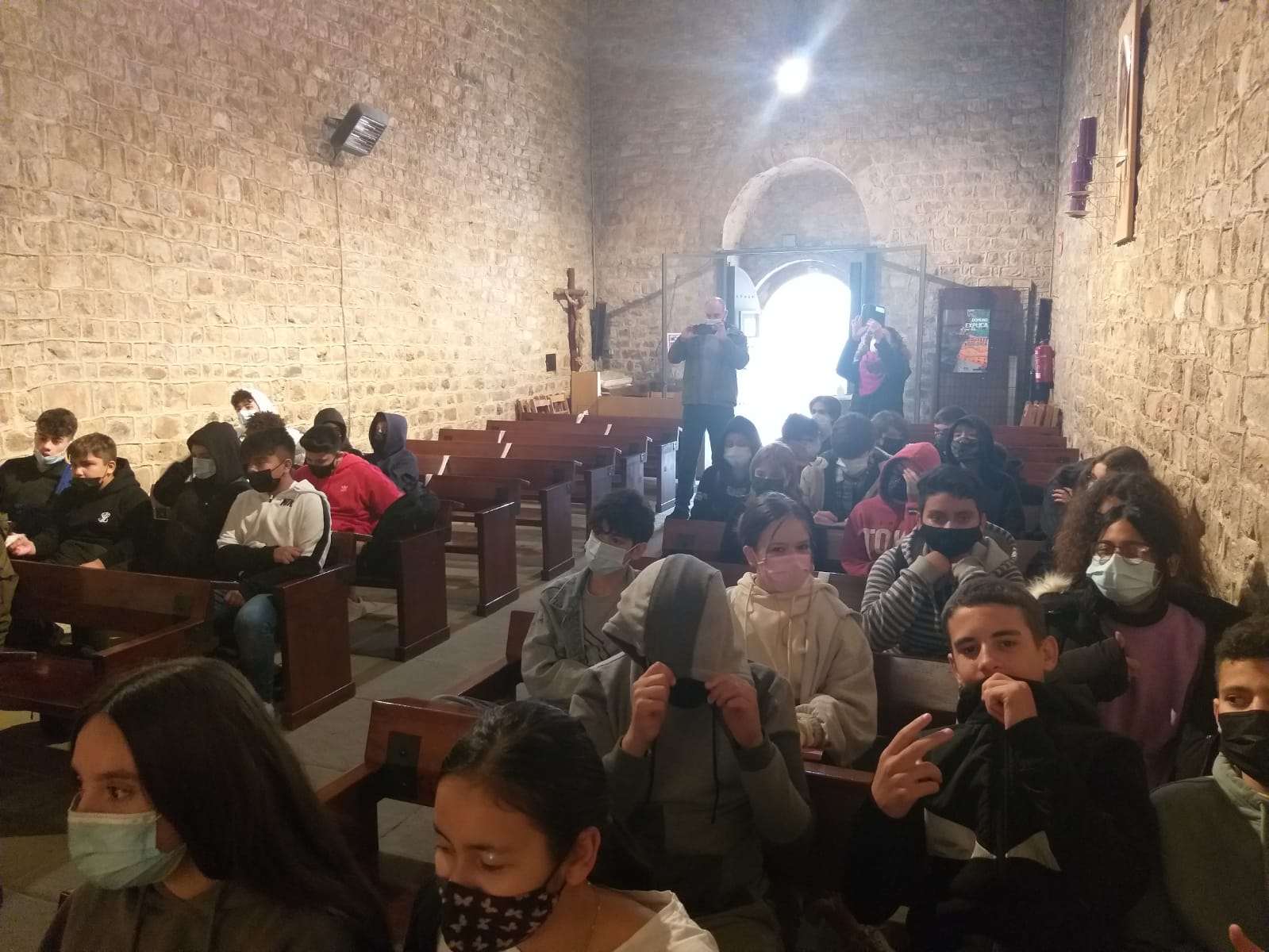 Alumnes de 2n d'ESO a dins de l'Església de Santa Maria a Barberà del Vallès