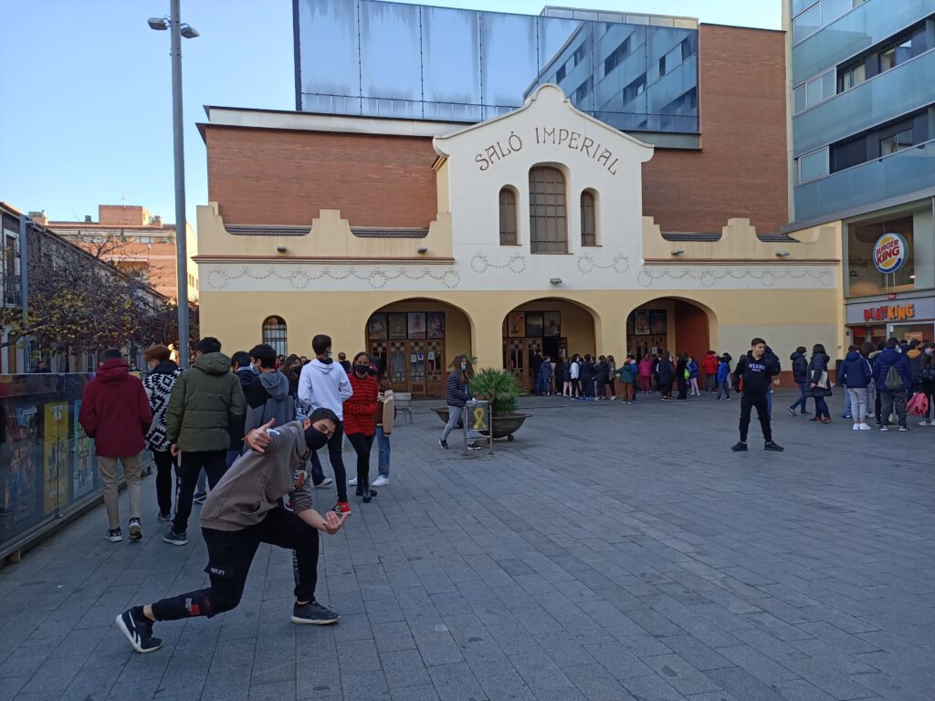 Alumnes de 2n i 3r ESO a la plaça de davant dels Cinemes Imperial