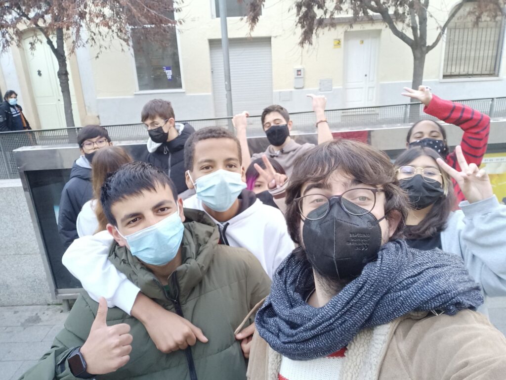 Professors i alumnes de 3r ESO fent-se un autoretrat