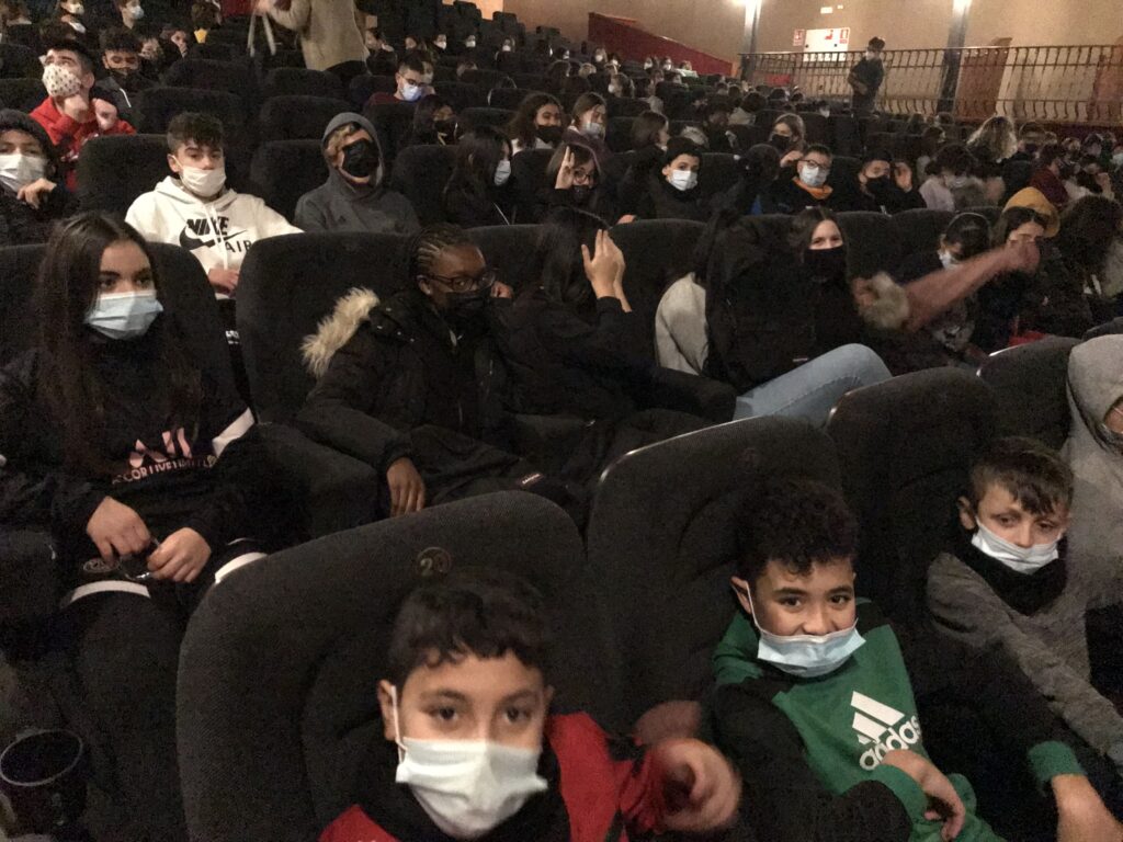 Alumnes de 2n ESO esperant que comenci la pel·lícula a la platea dels Cinemes Imperial