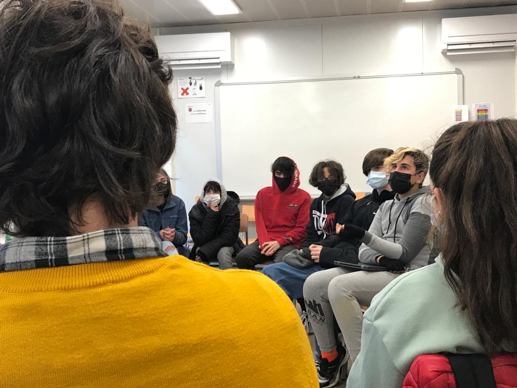 Alumnes participant en un cercle