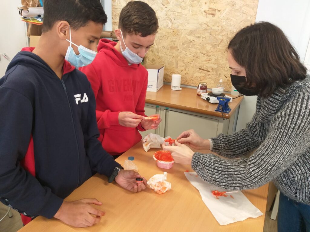 Alumnes de 1rESO preparen bàlsam labial amb l'ajuda d'una professora
