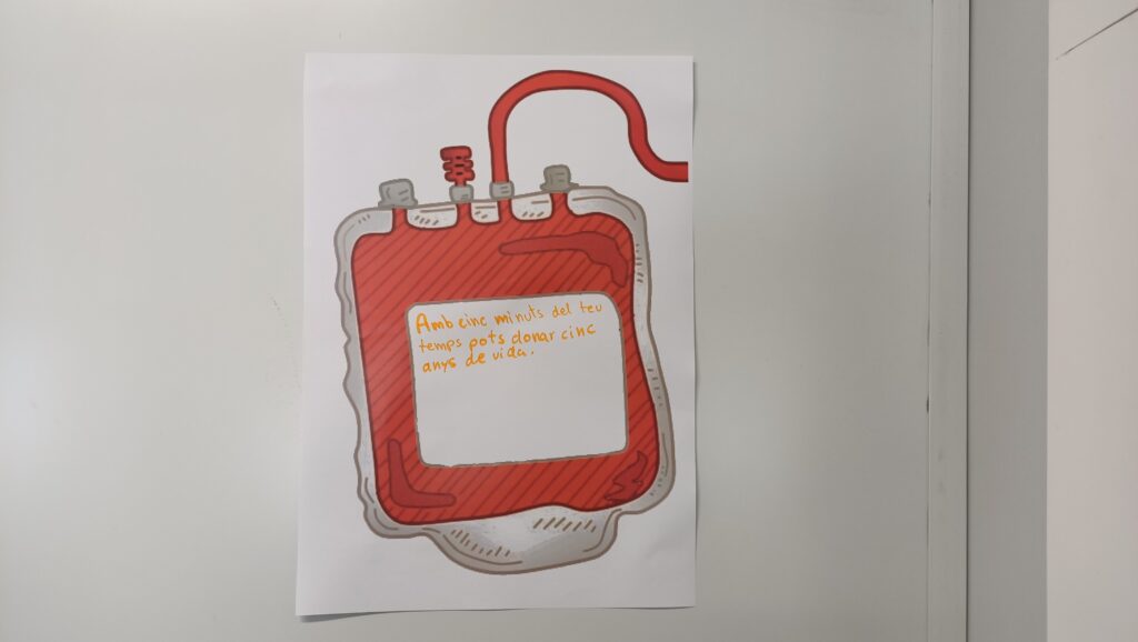 Un dibuix d'una bossa de transfusió de sang en què cada dia s'hi apunten els aprenentatges del projecte