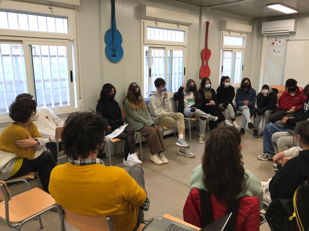 Alumnes debatent a la primera Tertúlia dels Divendres