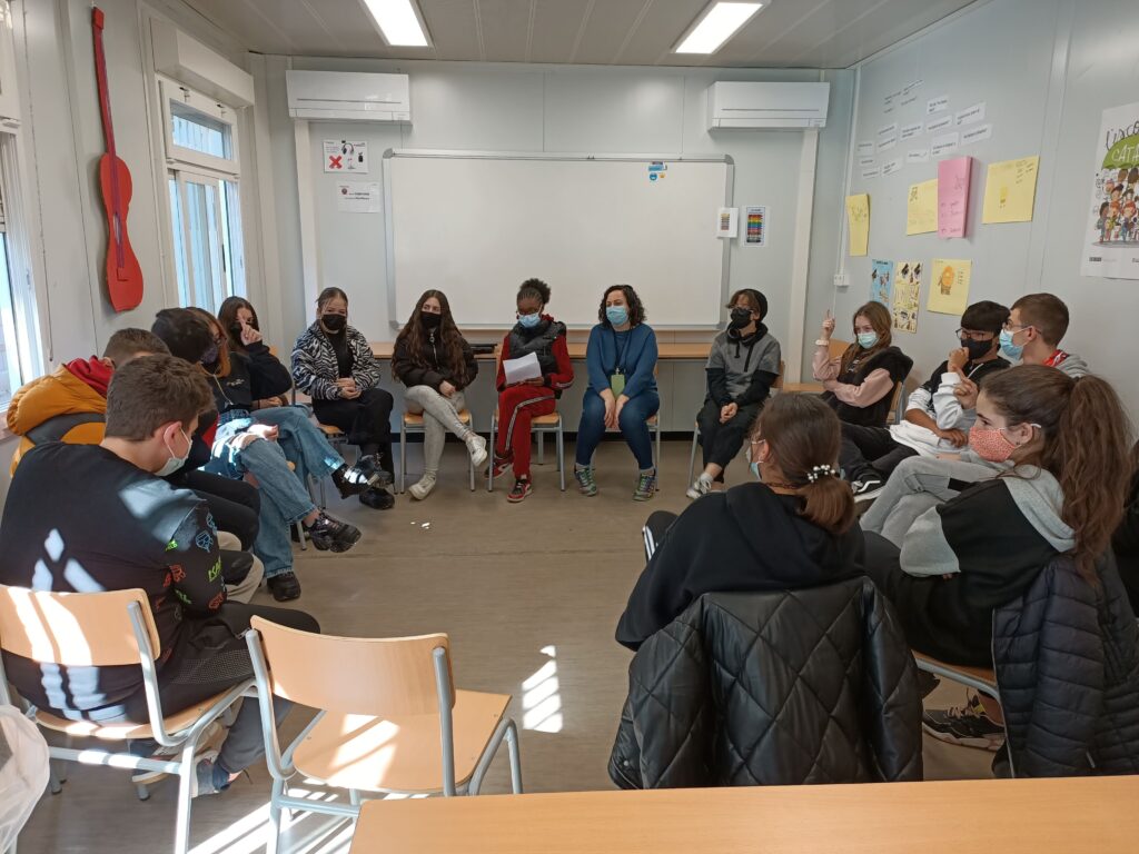 Alumnes debatent a la primer edició de la Tertúlia dels Divendres