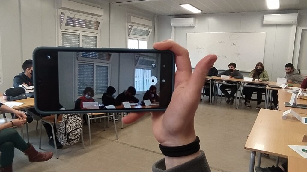 Un mòbil grava un debat a 2n d'ESO