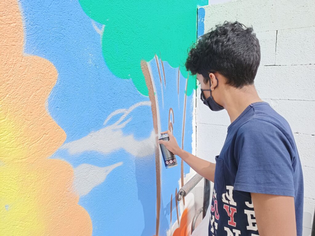 Un alumne de 3r pinta un grafit