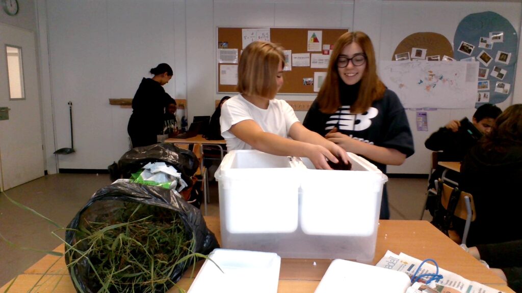 Alumnes de 2n ESO preparen un compostador d'interior