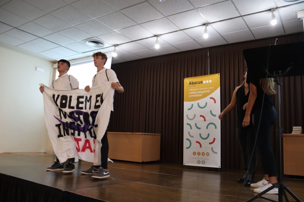 Alumnes amb una pancarta a l'acte d'entrega de premis del 41è Concurs Joan Oliver