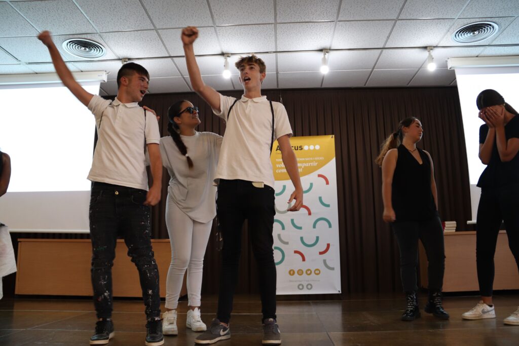 Alumnes aixecant el puny a l'acte d'entrega de premis del 41è Concurs Joan Oliver