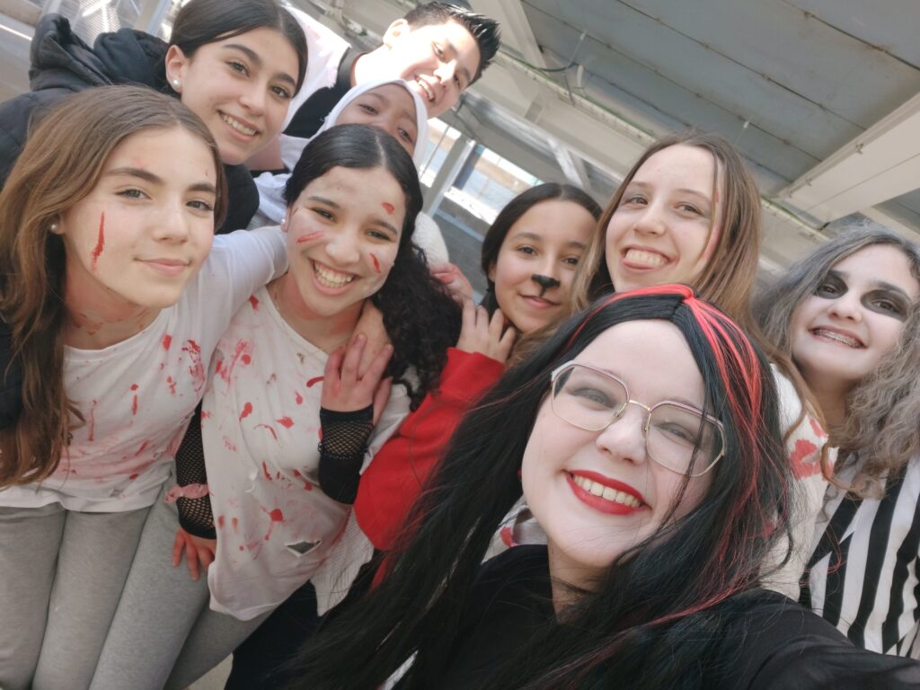 Una professora es fa una fotografia amb un grup d'alumnes de 2n