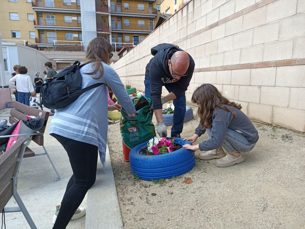 Famílies de l'institut fa jardineria al pati