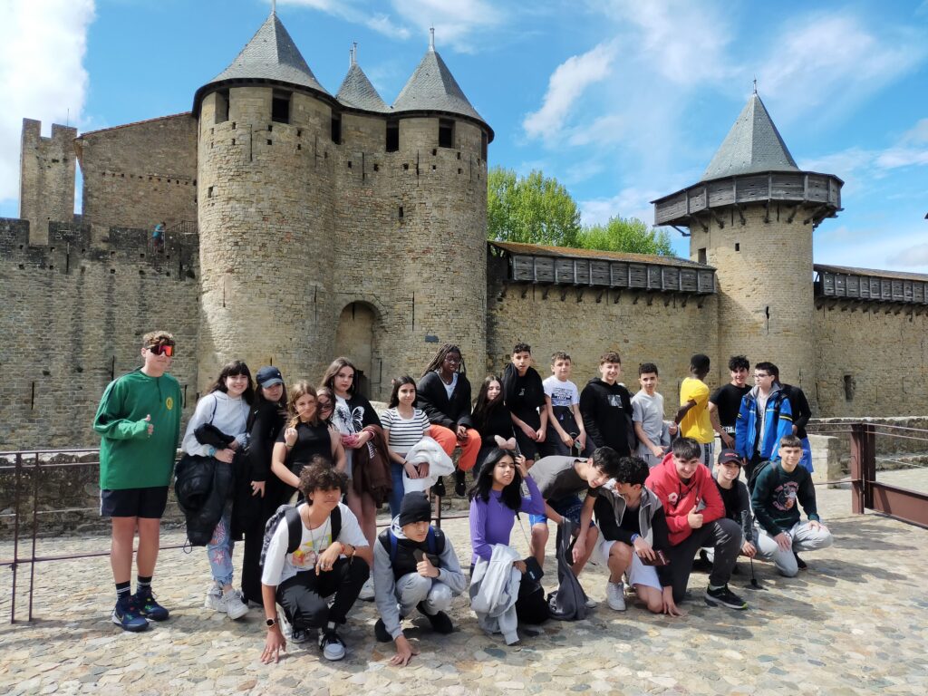 Foto de grup de l'alumnat de 3r a les portes de Carcassonne