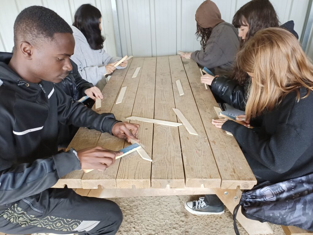 Alumnat de 3r construint un boomerang al Parc Australien de Carcassonne